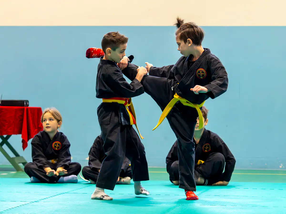Due bambini con la cintura gialla durante un esercizio