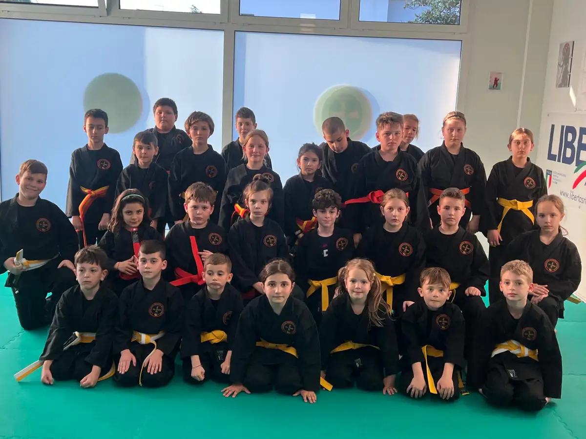 Foto di gruppo dei bambini dell'accademia