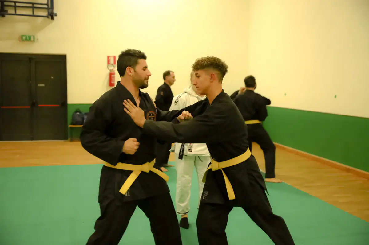 Due praticanti in kimono nero durante il Duo System