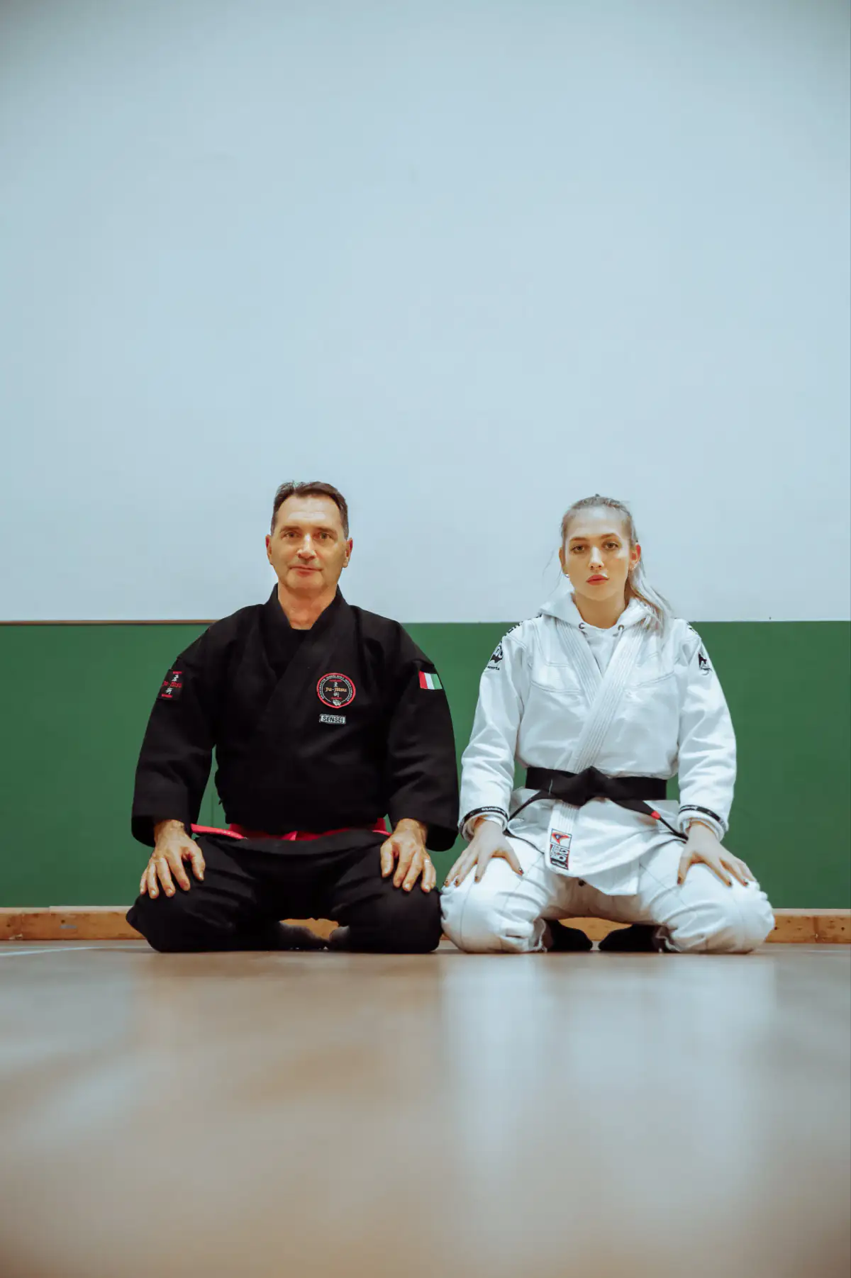 Il maestro Diego Cardello e Camilla Cardello seduti sul tatami